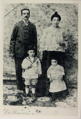 Behora (Bohora) Mizrahi, grand tante maternelle d'Henri Nahum, son mari David Farhi et leurs deux fils, Samuel et Elie